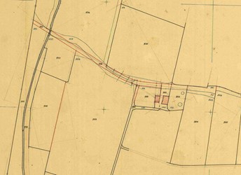 <p>Op de kadastrale hulpkaart uit 1888 zijn in rood de contouren weergegeven die kort daarvoor zijn gewijzigd. De schuur is aan de voorzijde verlengd, de kapbergen waren verdwenen en de toegangsweg vanaf de Tolstraat was rechtgetrokken. De huidige laan dateert dus uit de late 19e eeuw (Kadastrale archiefviewer). </p>
